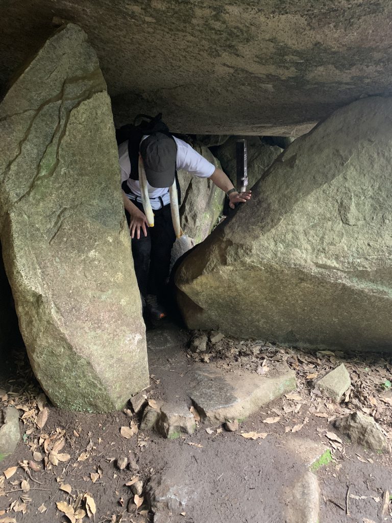 母の胎内くぐりの岩