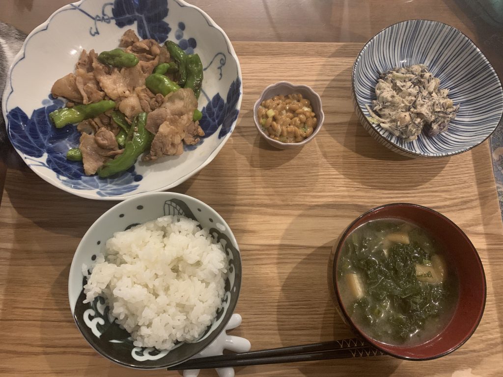 豚こまとししとうのオイスター炒め／ひじきとミックスビーンズのサラダ