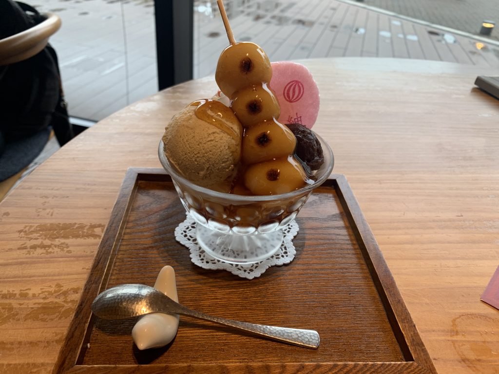 焼きみたらしとほうじ茶のクリームあんみつ