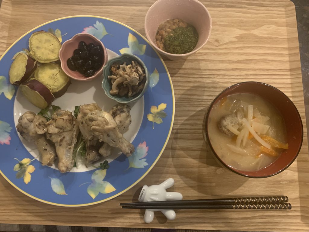 手羽元オリーブ塩／しめじ和物／イワシつみれ味噌汁