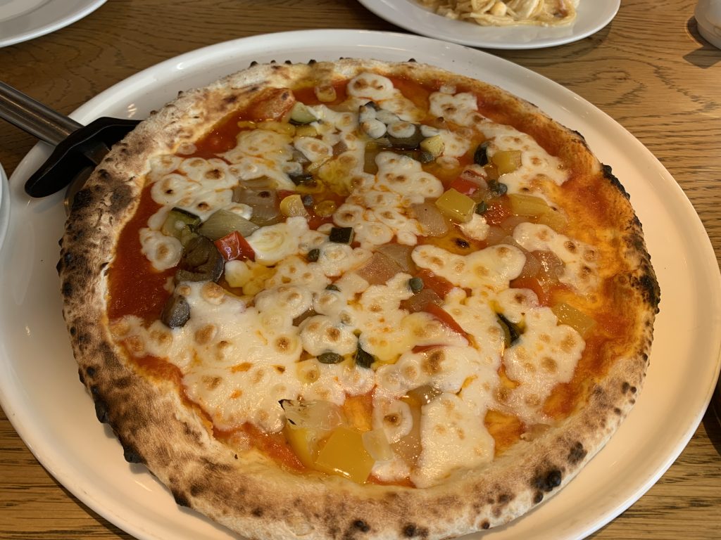 地元野菜のピザ