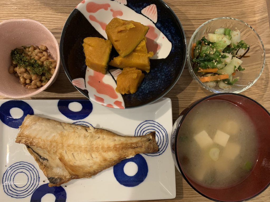 赤魚一夜干　かぼちゃ煮物　なめこ味噌汁　白菜塩昆布